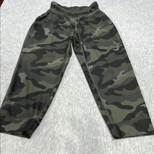 Old Navy Active Powersoft Leggings Women's Size S Camo Workout Capri Activewear